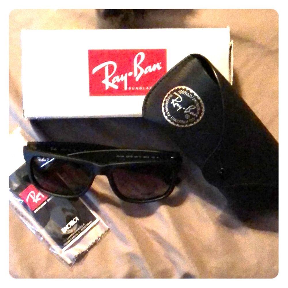 NWT Ray-Ban Polarized . Justin style sunglasses - Picture 1 of 6